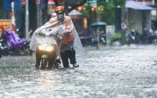 Ha Noi mua lon, nguy co ngap ung loat tuyen pho va du bao 10 ngay toi hinh anh