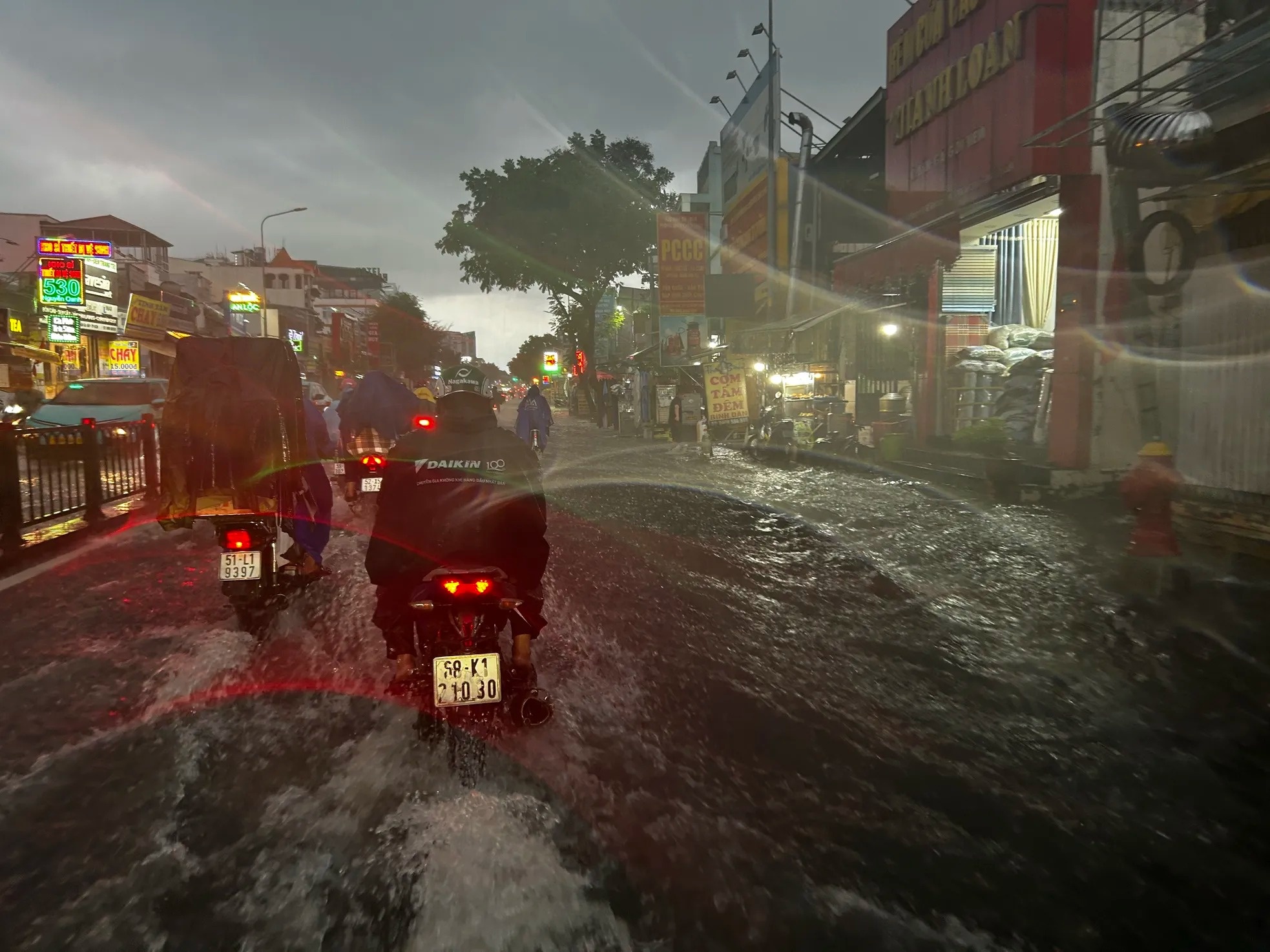 TP.HCM mua xoi xa, nguoi dan vat va loi nuoc ve nha hinh anh