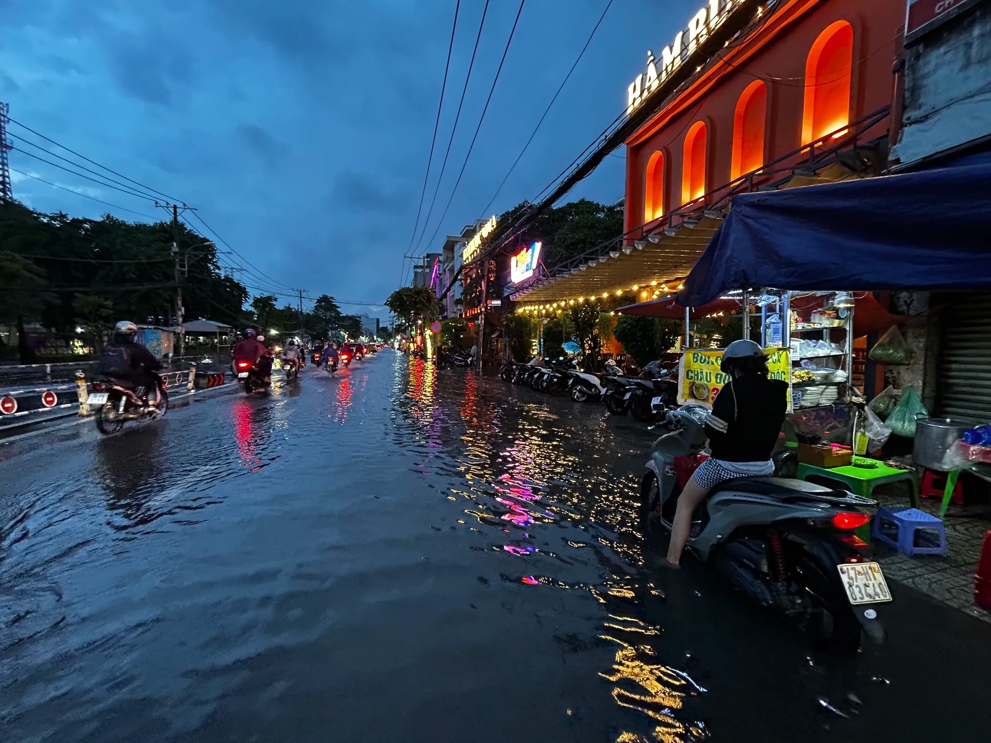Nhieu tuyen duong TP.HCM ngap sau mua lon hinh anh