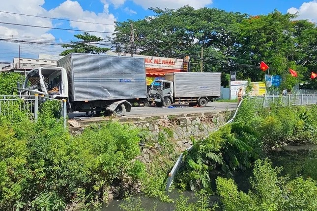 Xe tai tong nhau anh 1