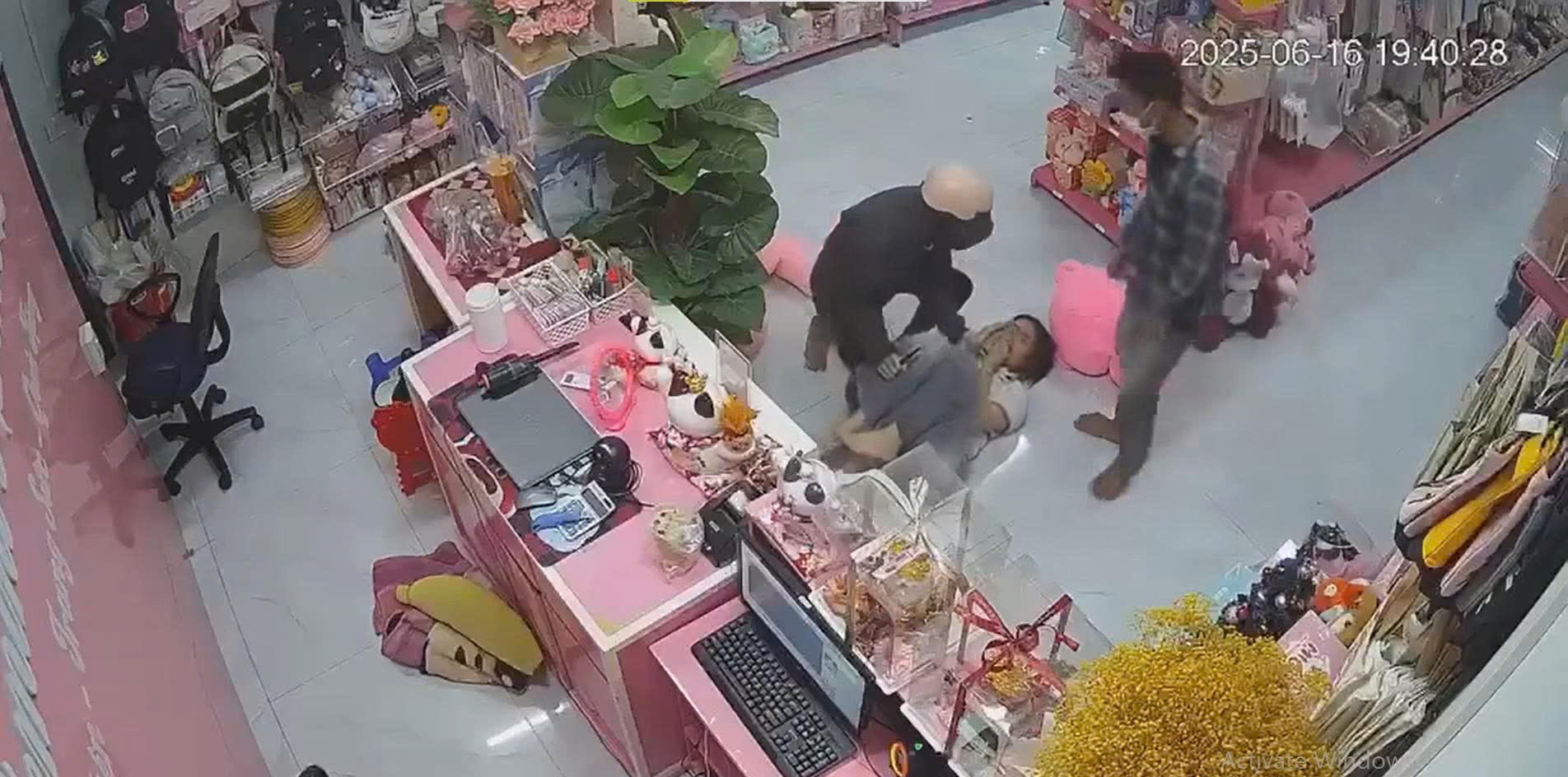 Hai doi tuong dung dao khong che nu nhan vien cua hang thoi trang hinh anh