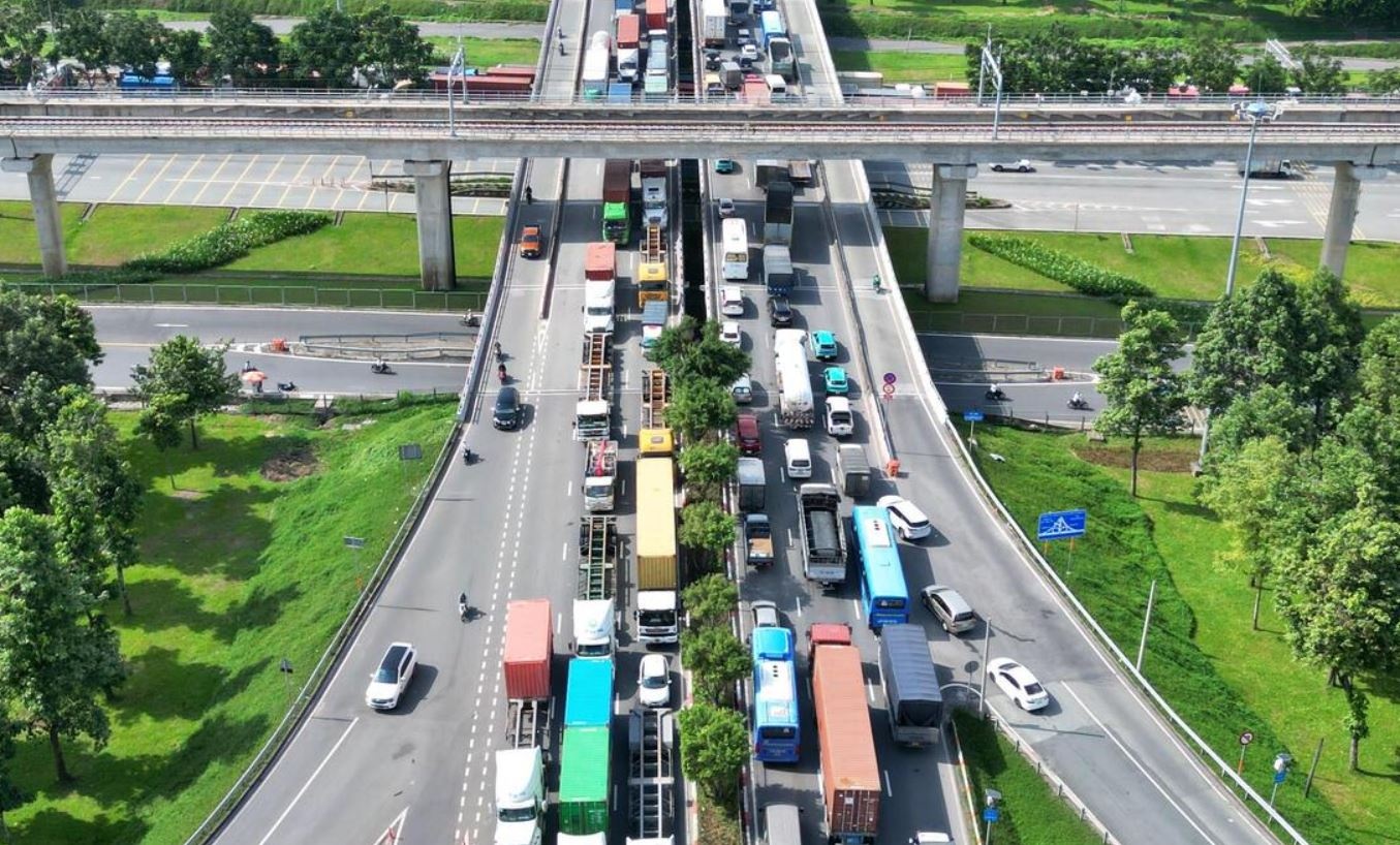 Ket xe sang den trua o cua ngo phia Dong TP.HCM hinh anh