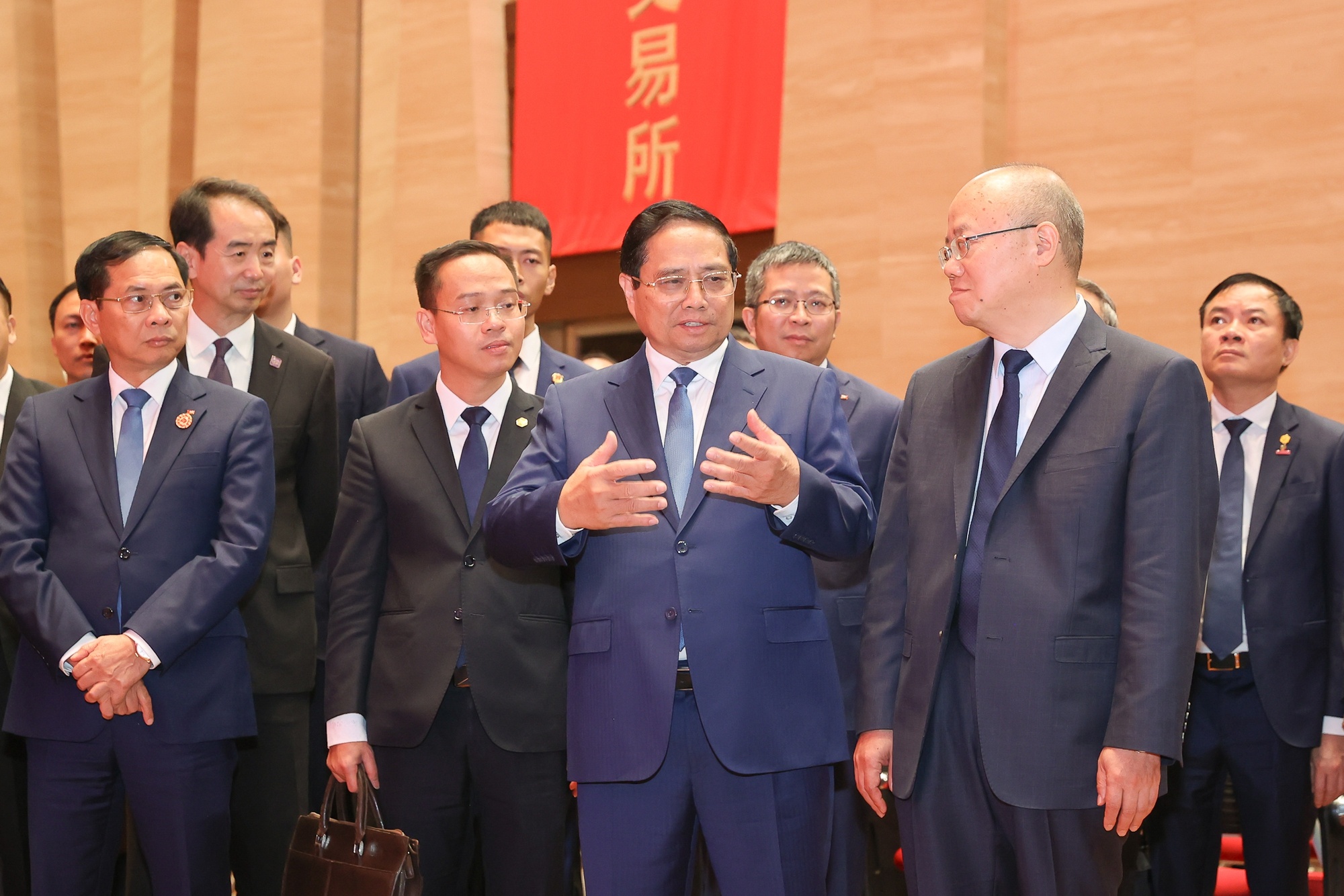 San Chung khoan Thuong Hai anh 2