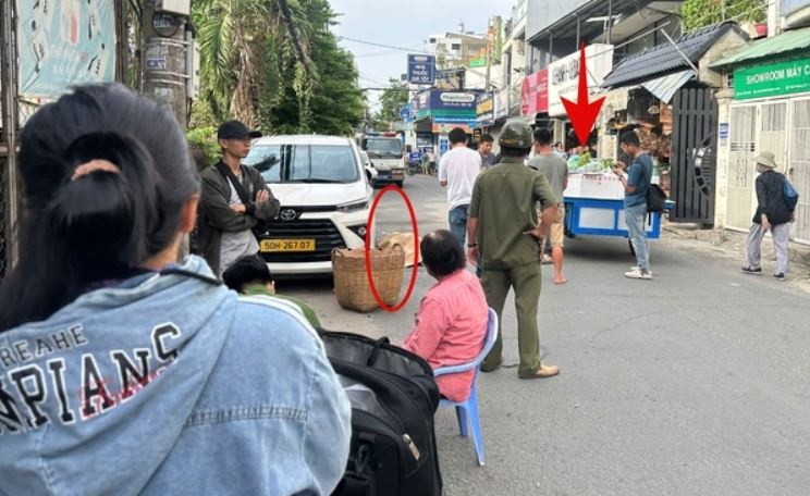 Nguoi dan ong tu vong sau va cham voi xe loi tu che ban rau o TP.HCM hinh anh