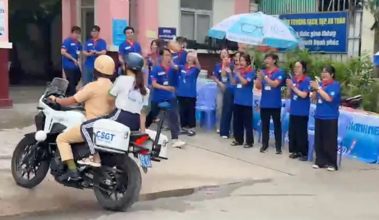 CSGT cho nu sinh TP.HCM anh 1