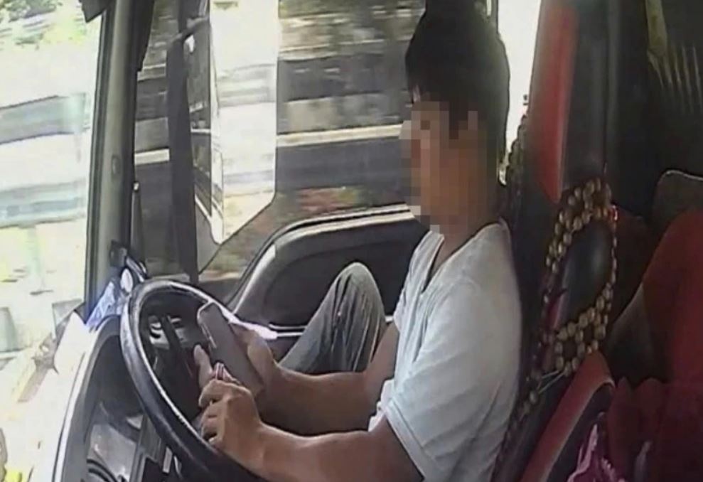 Xu ly tai xe container luot TikTok, lai xe mot chan tren cao toc hinh anh