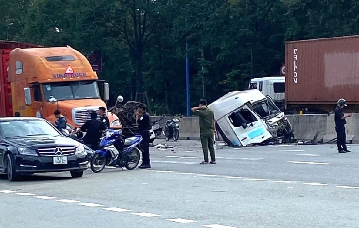 Xe dau keo container bay cabin khi va cham o Binh Duong hinh anh