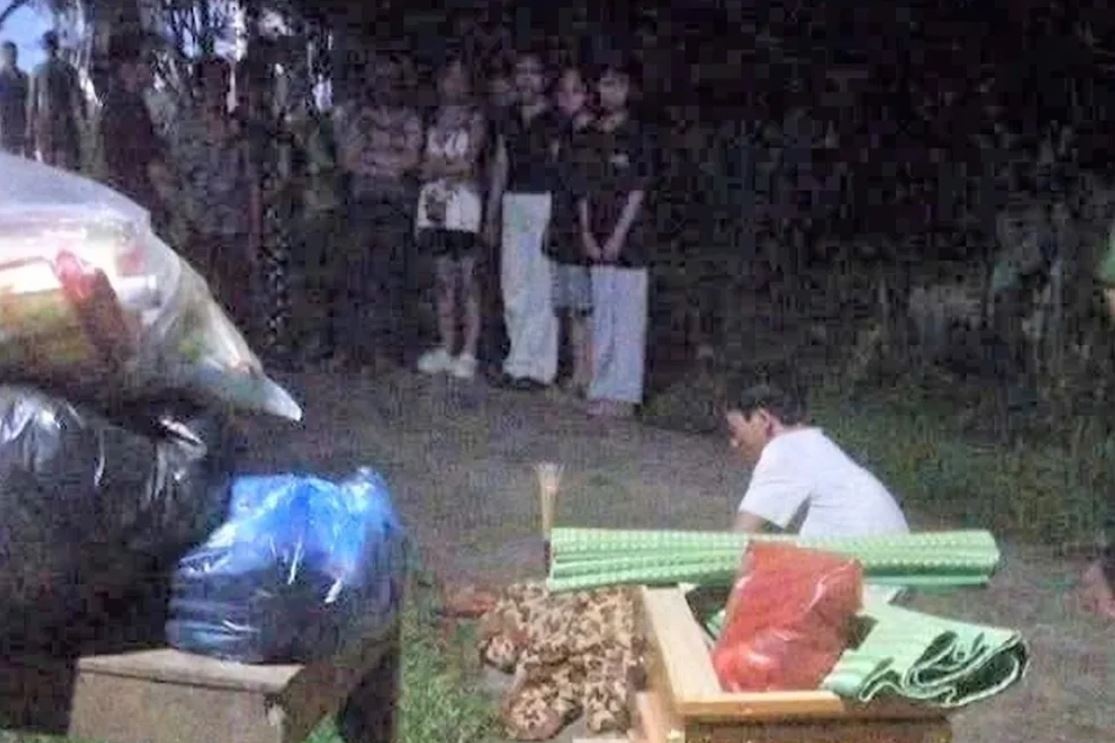 Be trai hai tuoi tu vong khi roi xuong muong nuoc truoc nha hinh anh