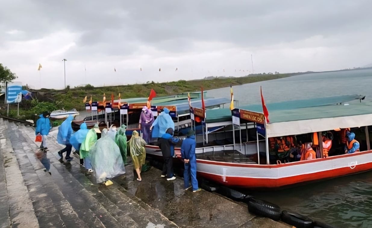 Du khach nuoc ngoai tu vong o Ha Long hinh anh