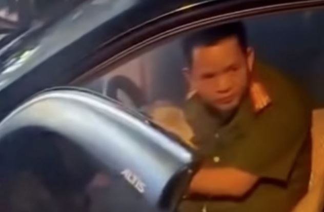 Trung ta cong an gay tai nan: Suc khoe hai nan nhan hien ra sao? hinh anh