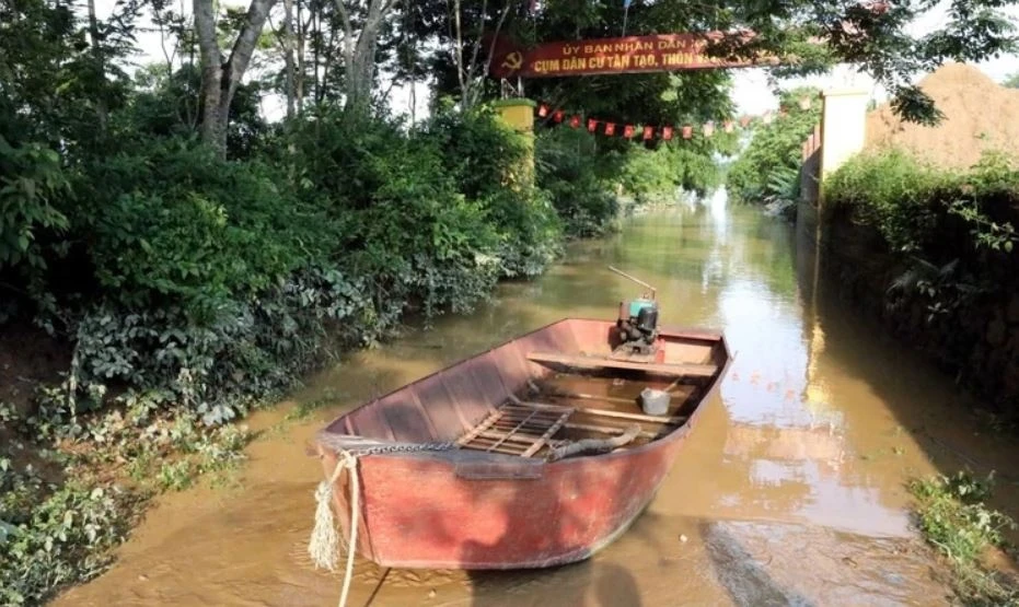 Hai bo con roi xuong song mat tich hinh anh