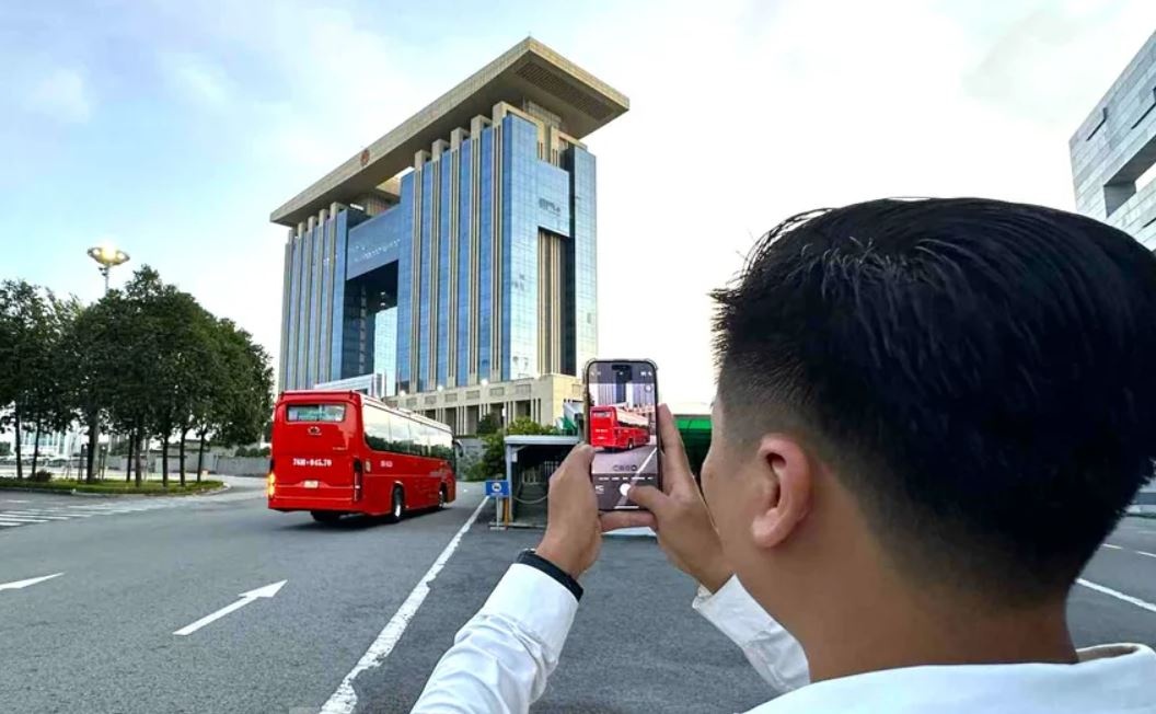 Ngay dau van hanh chinh thuc chinh quyen hai cap TP.HCM hinh anh