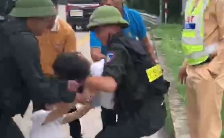 CSGT dung xe dac chung dua be gai co giat tren cao toc den benh vien hinh anh