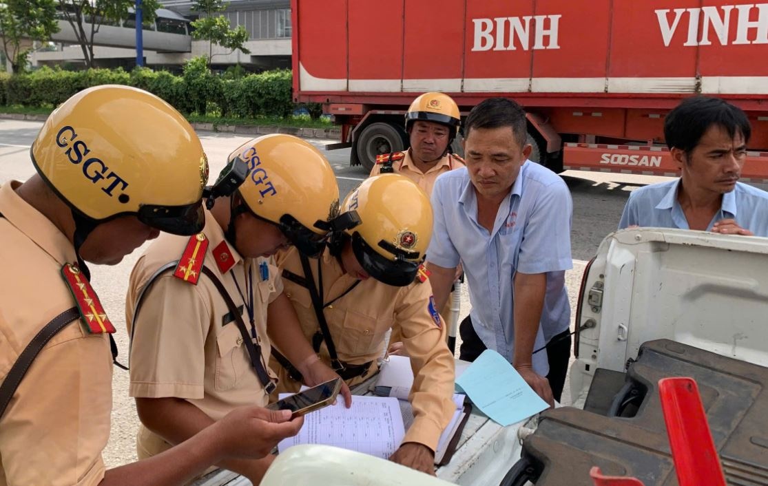 Bi CSGT TP.HCM kiem tra, tai xe voi khoi dong thiet bi giam sat hinh anh