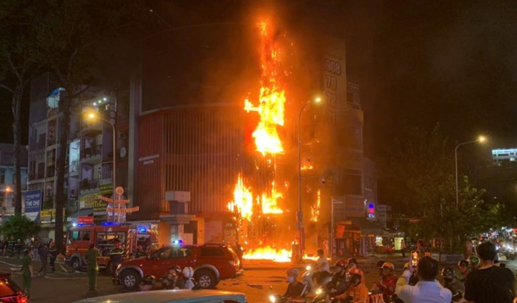 Chay lon tai cua hang thuc an nhanh o trung tam TP.HCM hinh anh