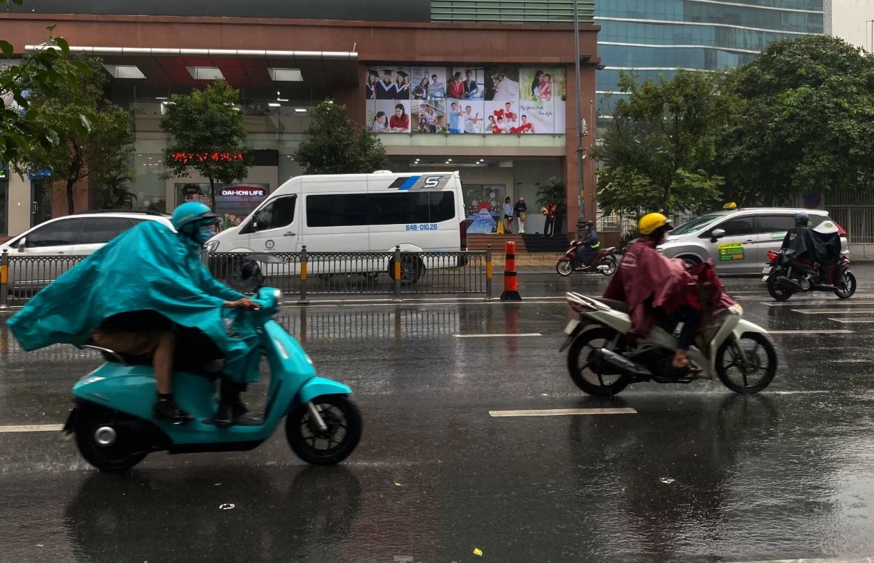 TP.HCM mua to nhieu ngay trong thang 7 hinh anh