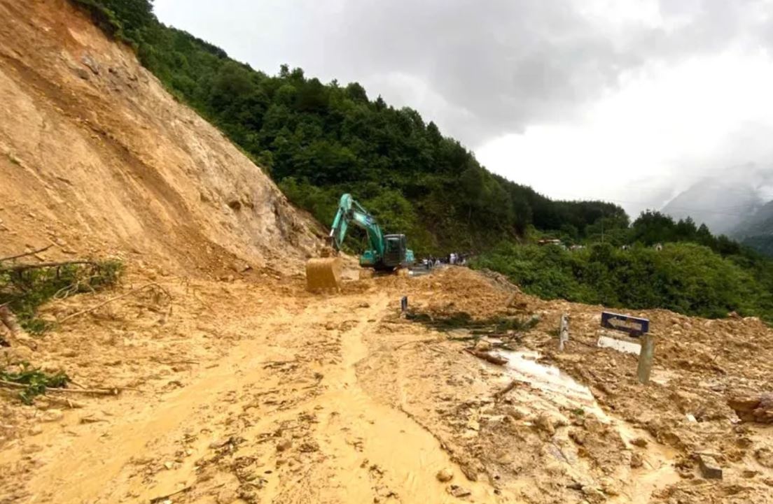 Sat lo vui lap nguoi dan ong tren quoc lo hinh anh