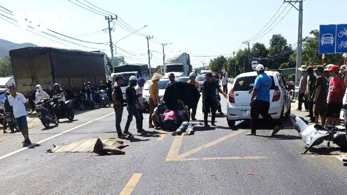 Va cham giua xe bon va xe may, mot nguoi tu vong o Gia Lai hinh anh