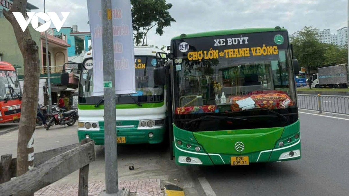 Tam dinh chi hai tai xe xe buyt ruot duoi, va cham nhau tren Quoc lo 1 hinh anh