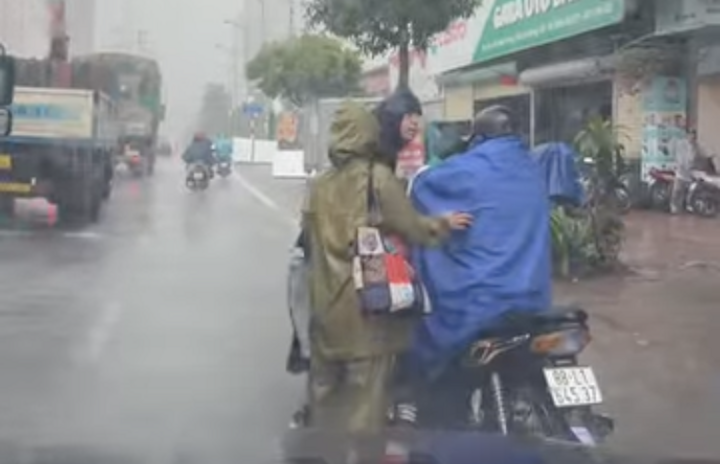 Xac minh clip nam tai xe xe om o Ha Noi bi hanh hung duoi mua hinh anh