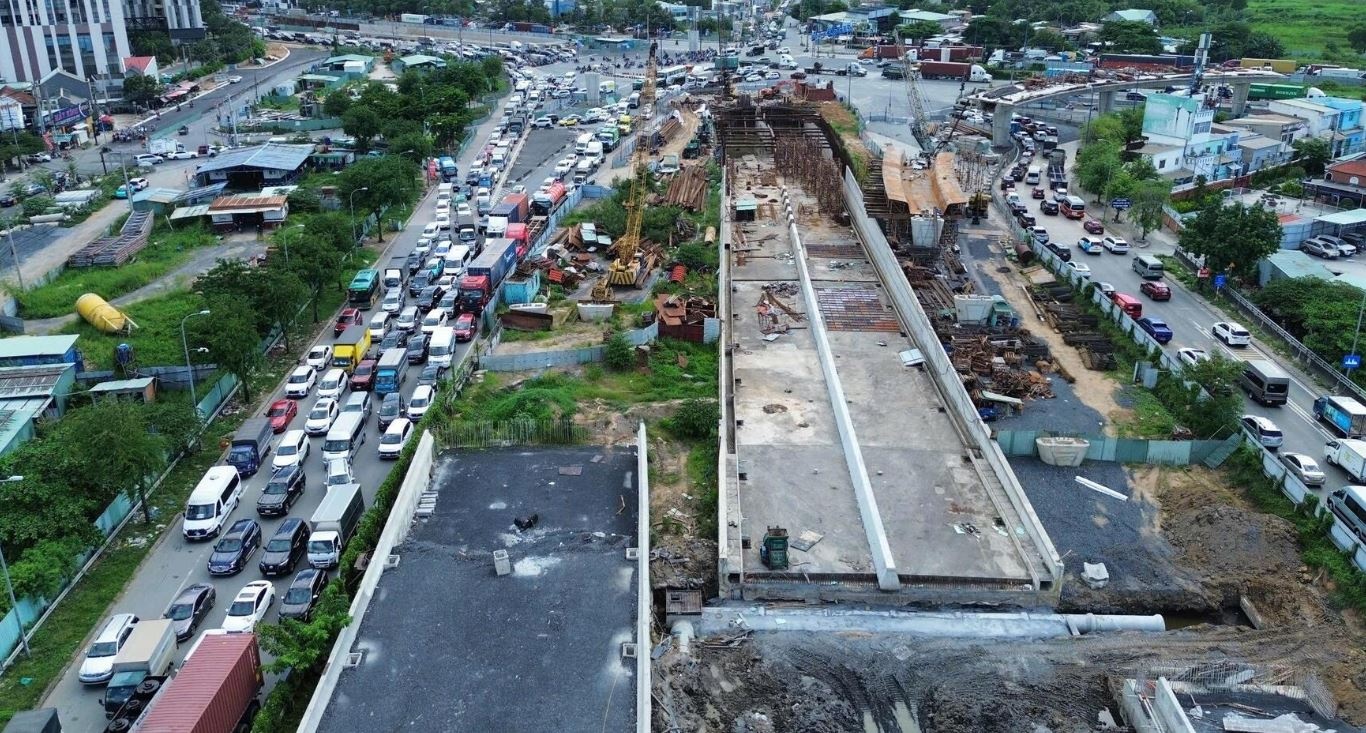 Un tac nhieu gio tu nut giao An Phu len cao toc TP.HCM - Dau Giay hinh anh