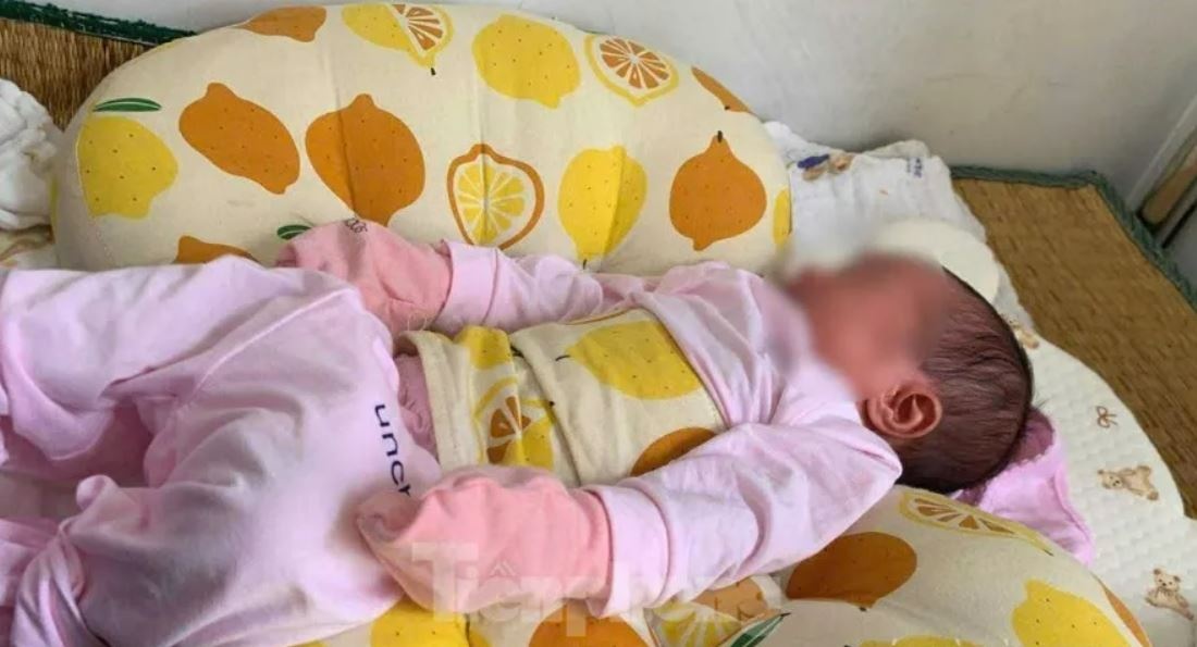 Be so sinh bi bo giua duong trong dem hinh anh