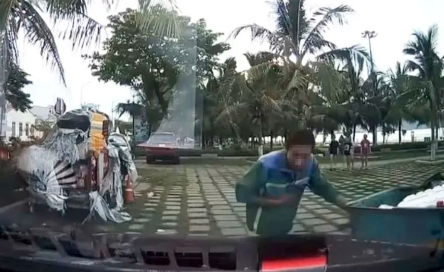 Anh cong nhan moi truong nhan 'mua loi khen' voi hanh dong trach nhiem hinh anh