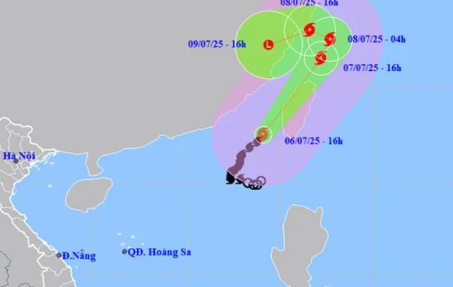 Bao so 2 Danas manh them, giat cap 15 o Bien Dong hinh anh