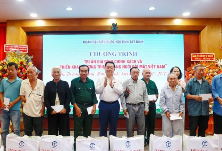 Truong Ban Tuyen giao va Dan van TW tang qua tai Tay Ninh hinh anh