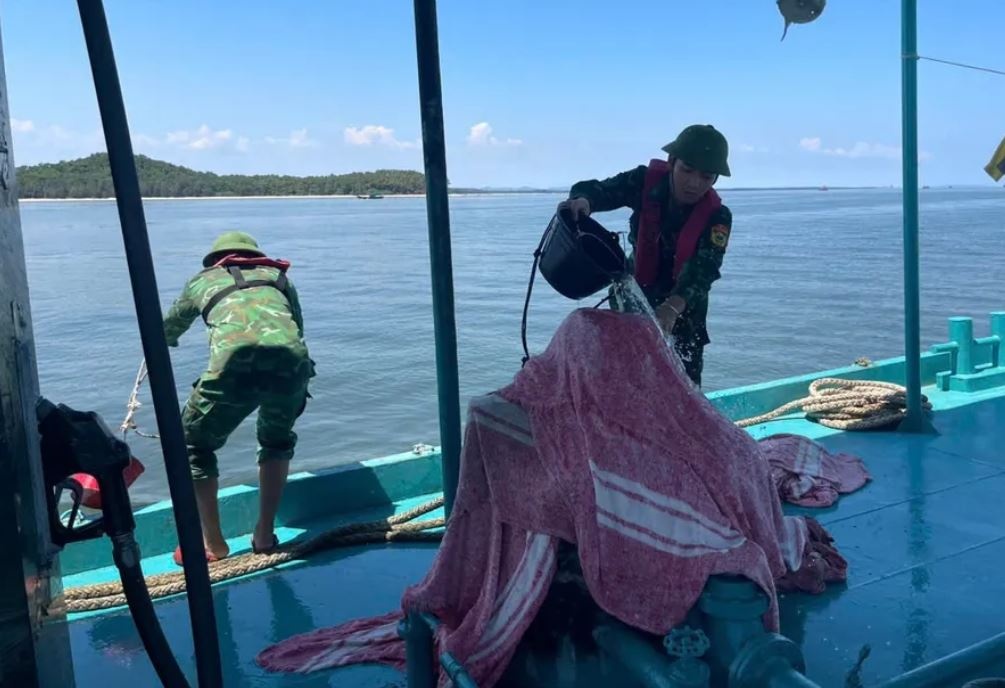 Chay tau cho xang tren bien Mong Cai hinh anh