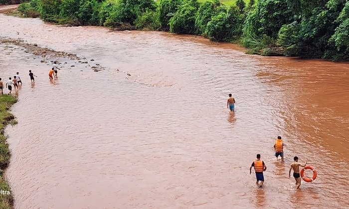 Be trai 8 tuoi bi nuoc cuon troi khi di be qua suoi hinh anh