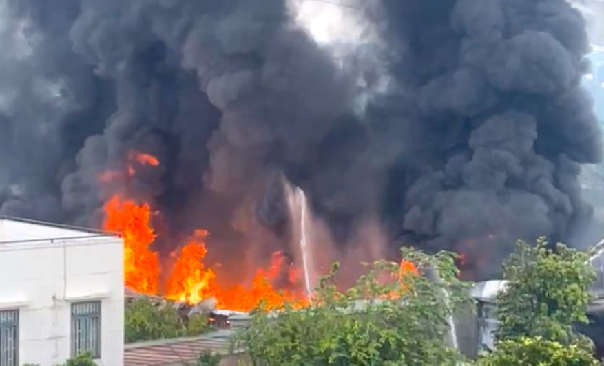 Lua cuon cuon bao trum xuong son o TP.HCM hinh anh