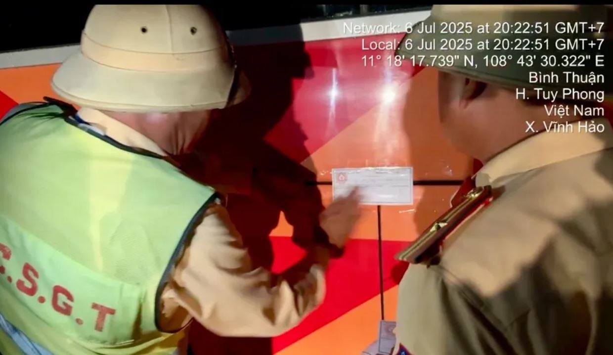 Tai xe bi tuoc bang van lai xe cho 38 khach tren cao toc hinh anh