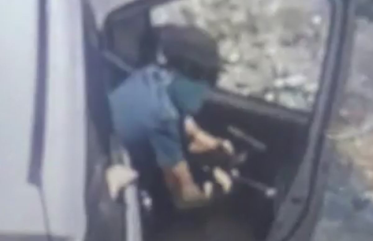 Can canh hai nguoi rut sung de doa tai xe tren deo Da Trang hinh anh