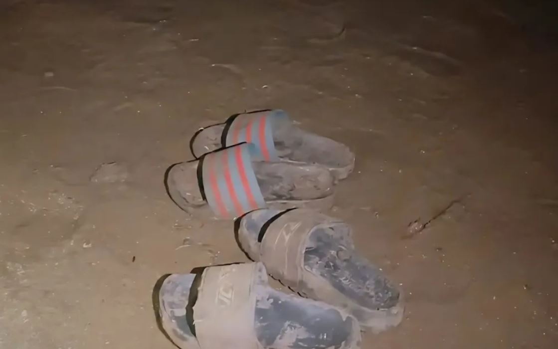 Tim thay thi the hai chau nho duoi nuoc trong dem hinh anh