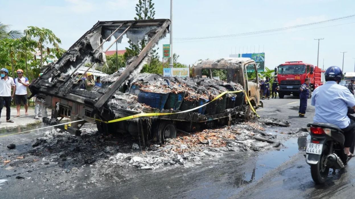 Xe tai cho tom dam xe may roi boc chay, hai nguoi tu vong hinh anh