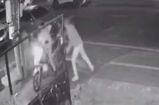 Doi nam nu bi nhom doi tuong phuc kich tan cong trong hem vang hinh anh