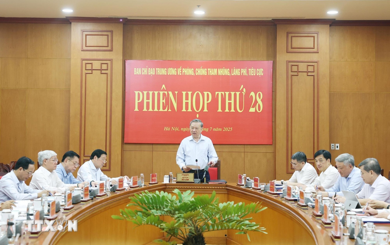 Hop ban noi chinh TW anh 2