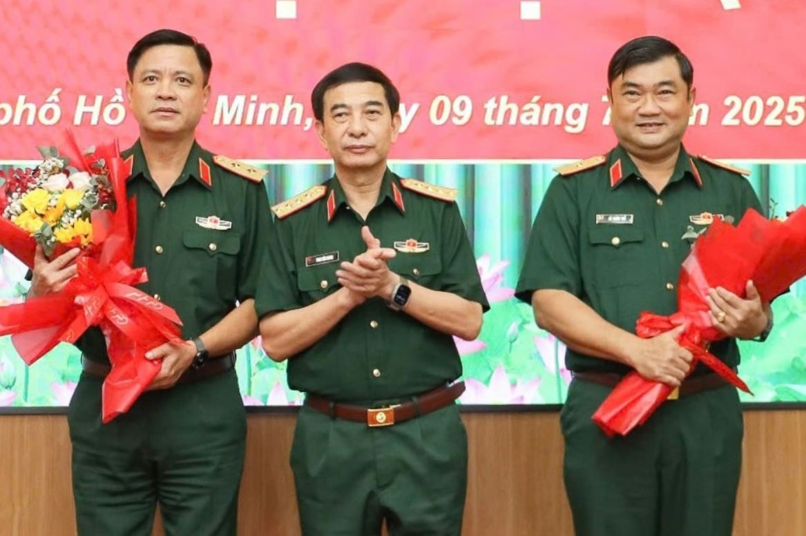 Dai tuong Phan Van Giang chu tri le ban giao chuc Tu lenh Quan khu 7 hinh anh