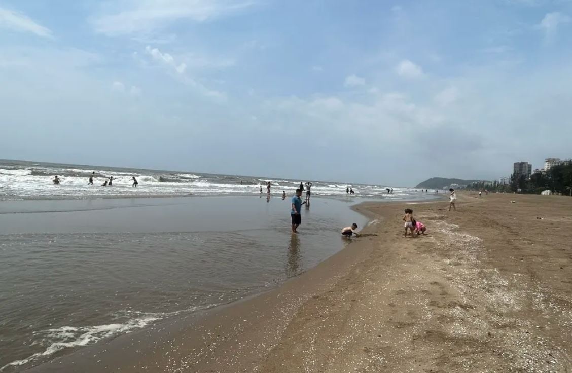 Roi khoi phao tam o bien Sam Son, mot tre mat tich, mot tre nguy kich hinh anh