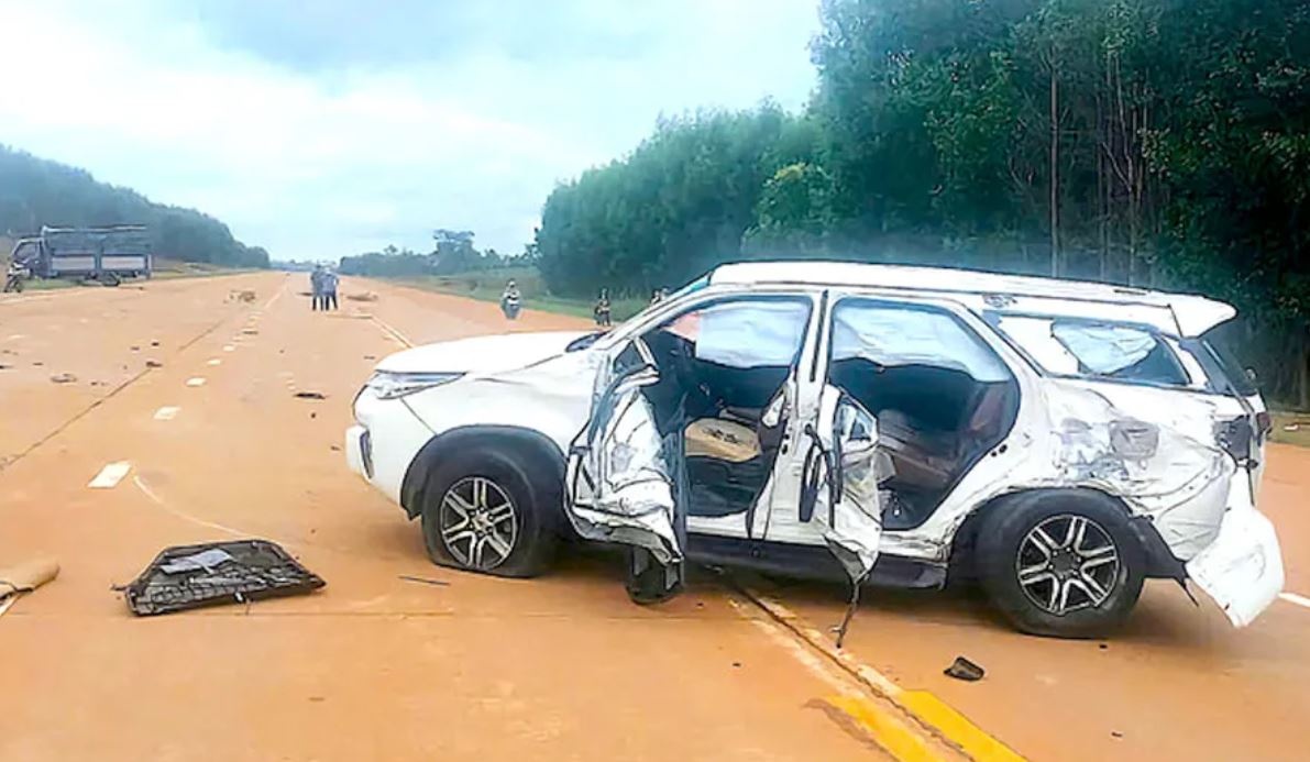 Va cham kinh hoang giua xe tai va oto con, 4 nguoi thuong vong hinh anh