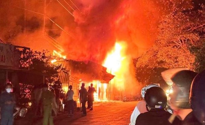 Bo di nhau khoa trai cua, be trai mac ket trong dam chay nha hinh anh