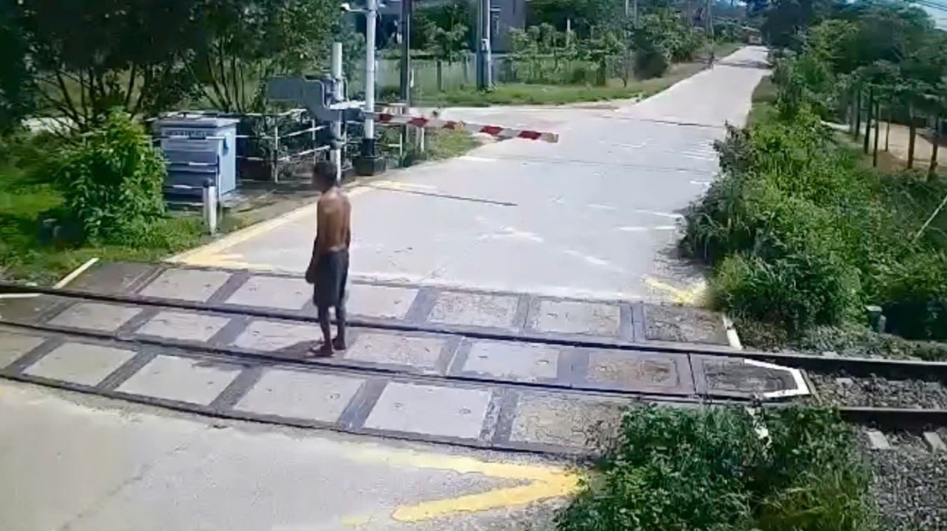 Tau hoa tong chet nguoi dan ong dung giua duong ray o Lam Dong hinh anh