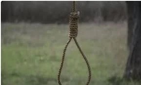 Nguoi dan ong tu vong trong tu the treo co o nghia trang Nghe An hinh anh