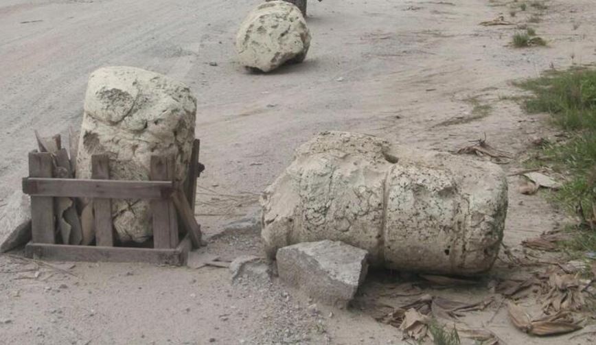 Duong nat nhu tuong, dan dung vat can chan xe tai trong lon hinh anh