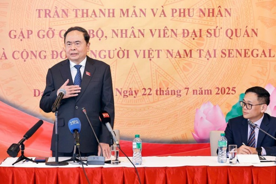 Chu tich Quoc hoi gap go cong dong nguoi Viet Nam tai Senegal hinh anh