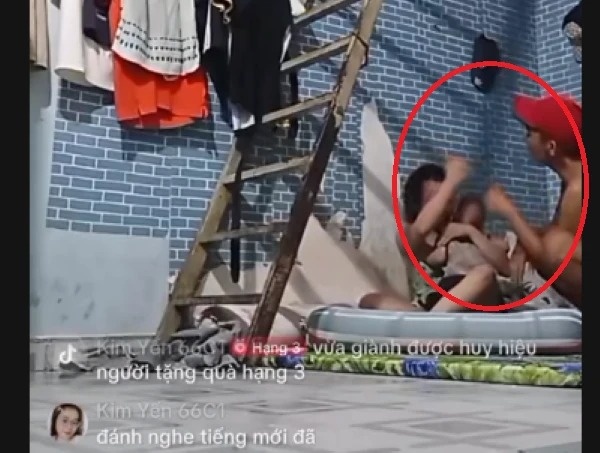 'Trung ca chep' livestream canh danh co gai dang om con nho hinh anh