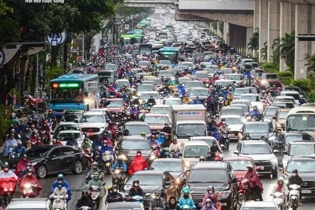 Ha Noi xem xet tang phi truoc ba xe chay xang, dau tu quy III/2025 hinh anh