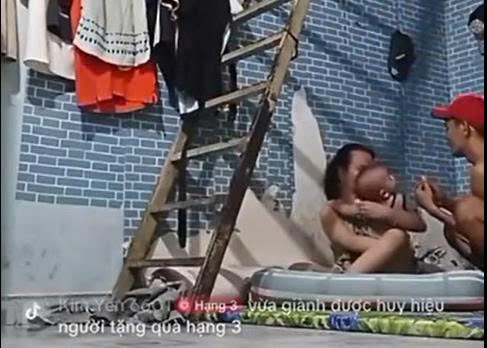 Video co gai om con nho bi 'Trung ca chep' danh hinh anh