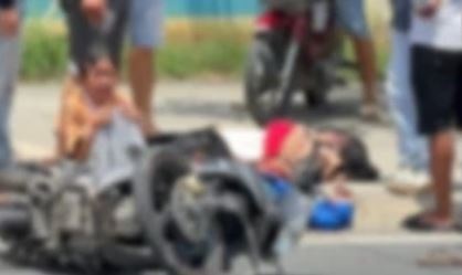 Be gai gao khoc ben thi the cha me tren duong o TP.HCM hinh anh